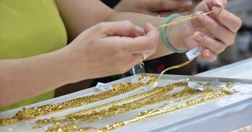Giá vàng hôm nay 6-5: Đà tăng bị chặn lại khi dòng tiền dồn vào USD và trái phiếu Mỹ
