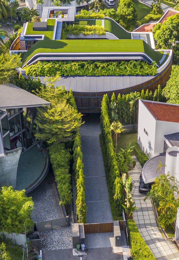 Biệt thự nổi bật giữa khu phố nhờ phủ cỏ xanh trên mái nhà