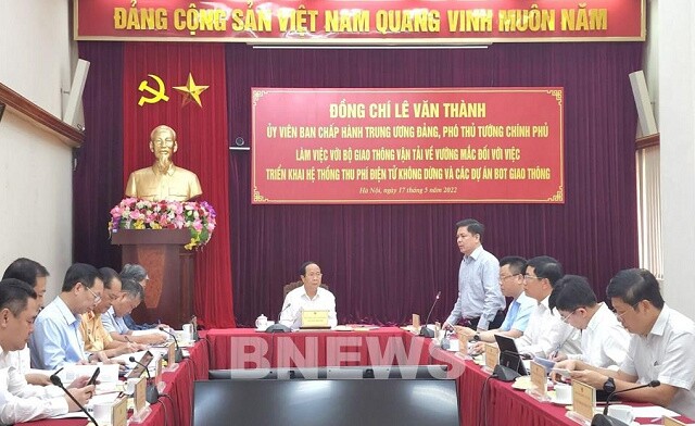 Phó Thủ tướng Lê Văn Thành vừa làm việc với Bộ Giao thông vận tải về việc triển khai hệ thống thu phí điện tử không dừng. data-natural-width640