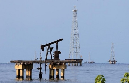 Mỹ cân nhắc nới lỏng cấm vận Venezuela, giá dầu giảm