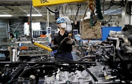Chứng khoán châu Á giảm, hoạt động công nghiệp của Nhật Bản tăng chậm