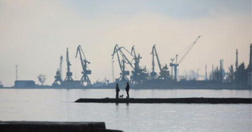 Nga cho tàu vào cảng Mariupol chở kim loại về nước