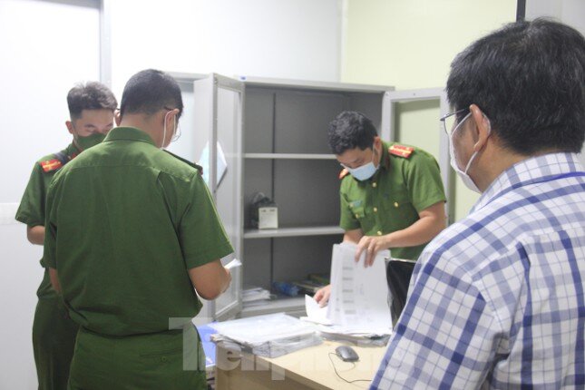 Công an khám xét CDC Đà Nẵng, thu giữ nhiều tài liệu ảnh 3