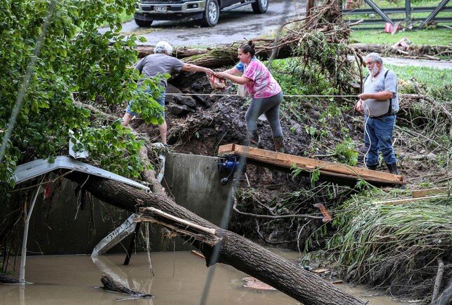 Mỹ: Mưa lớn gây đại hồng thủy ở Kentucky, 16 người thiệt mạng ảnh 7