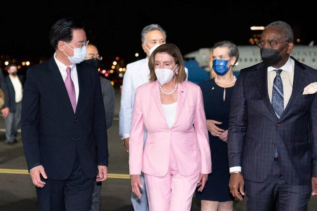 Ẩn ý bộ đồ màu hồng của bà Pelosi ở Đài Loan (Trung Quốc) ảnh 5