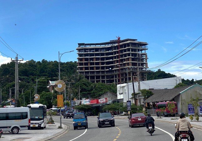 Xử phạt, buộc tháo dỡ công trình 12 tầng xây không phép ở Phú Quốc ảnh 1