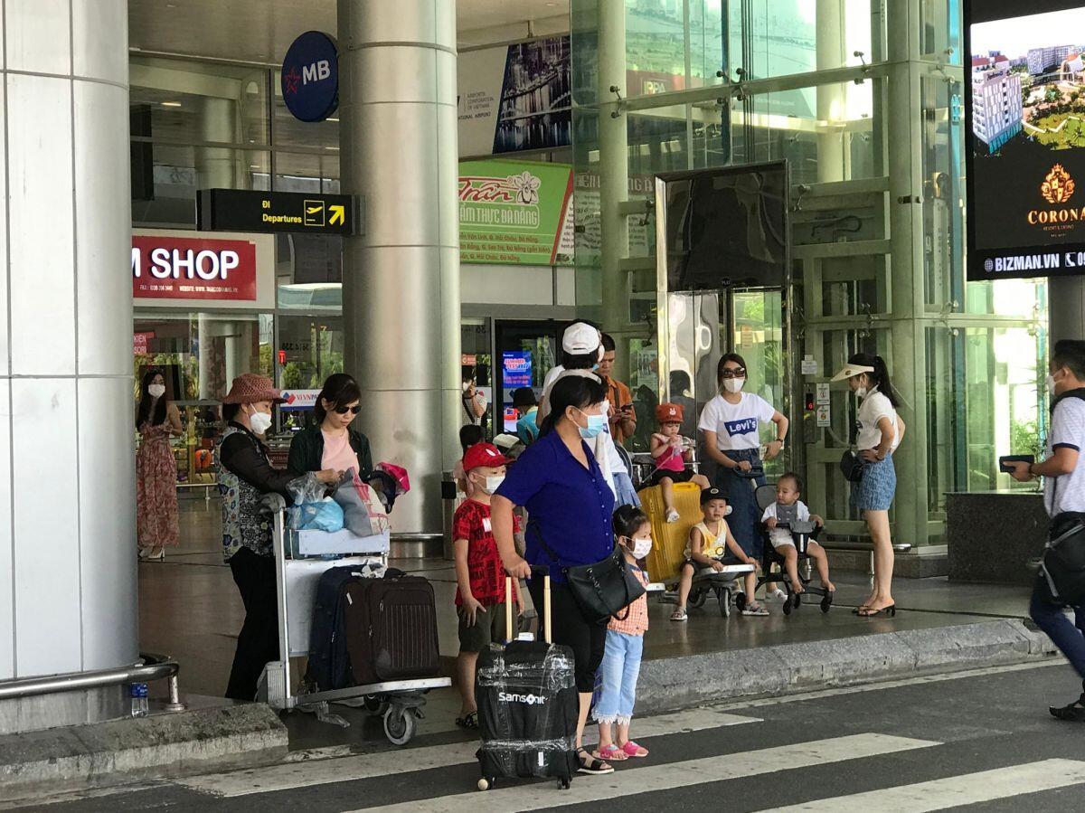 Ngày cuối kỳ nghỉ lễ 2/9, sân bay, bến xe ở Đà Nẵng tấp nập hành khách ảnh 10