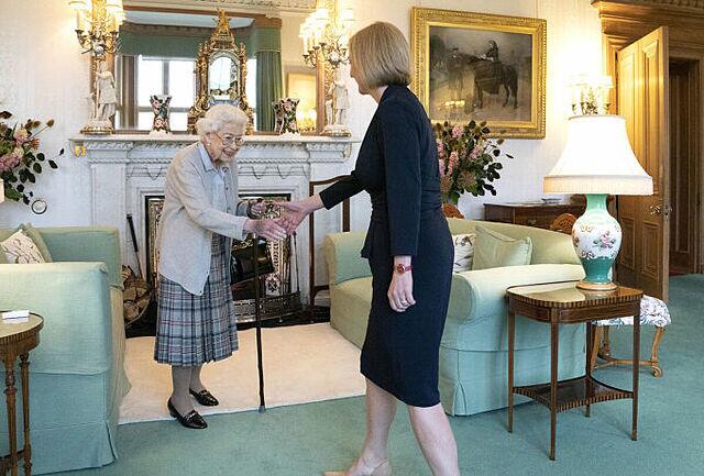 Nữ hoàng Anh Elizabeth II (trái) tiếp đón tân Thủ tướng Anh Liz Truss tại lâu đài Balmoral ở Scotland hôm 6/9. Ảnh: AFP. data-natural-width640