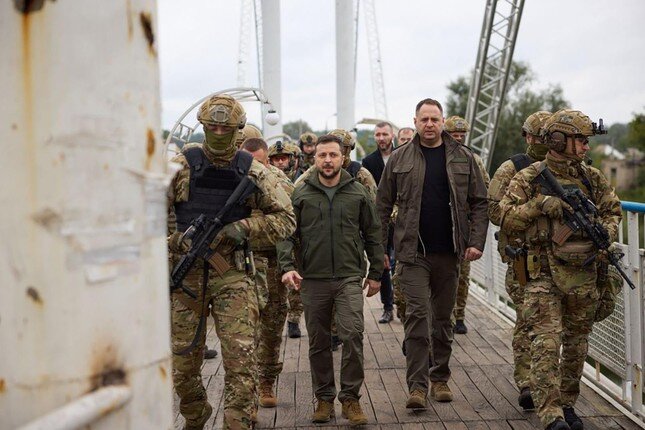 Tổng thống Zelensky thăm thành phố mà quân đội vừa giành quyền kiểm soát ở Kharkov ảnh 1