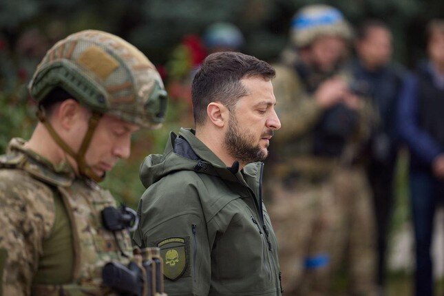 Tổng thống Zelensky thăm thành phố mà quân đội vừa giành quyền kiểm soát ở Kharkov ảnh 3