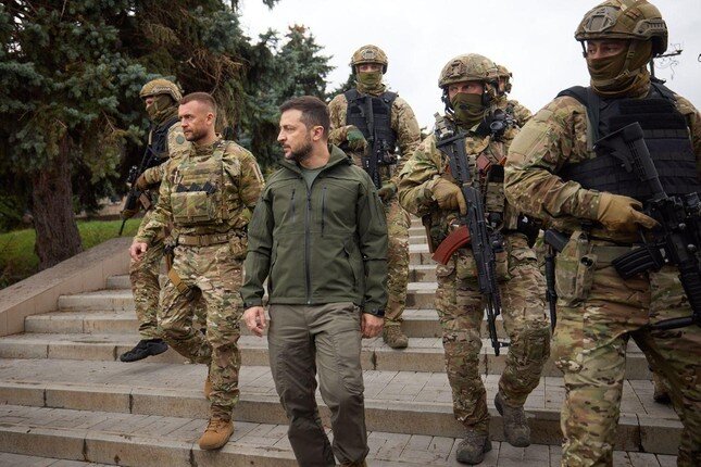 Tổng thống Zelensky thăm thành phố mà quân đội vừa giành quyền kiểm soát ở Kharkov ảnh 2