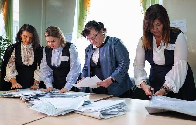 Vùng ly khai Ukraine kiểm phiếu trưng cầu dân ý sáp nhập Nga, số liệu sơ bộ được công bố ảnh 1