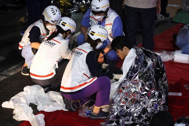Giẫm đạp kinh hoàng ở Seoul: Số người chết lên đến 120, Tổng thống Yoon họp khẩn ảnh 4