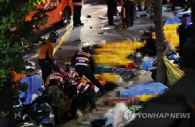 Giẫm đạp kinh hoàng ở Seoul: Số người chết lên đến 120, Tổng thống Yoon họp khẩn ảnh 9