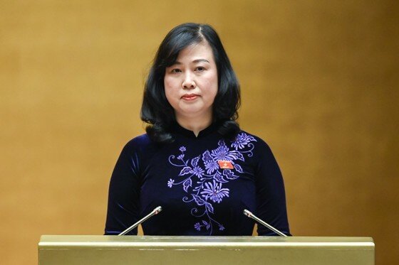 Bộ trưởng Bộ Y tế Đào Hồng Lan trình bày báo cáo tại phiên họp 