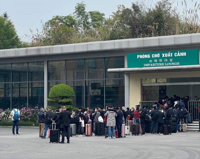 Hàng trăm người xếp hàng chờ xuất cảnh sang Trung Quốc ở cửa khẩu Móng Cái ảnh 2