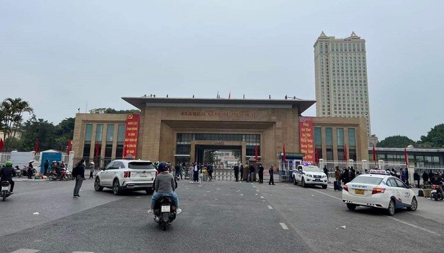Hàng trăm người xếp hàng chờ xuất cảnh sang Trung Quốc ở cửa khẩu Móng Cái ảnh 7