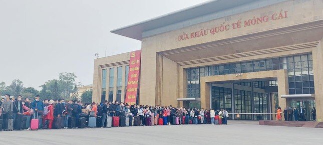 Hàng trăm người xếp hàng chờ xuất cảnh sang Trung Quốc ở cửa khẩu Móng Cái ảnh 3