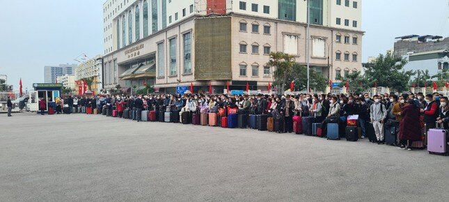 Hàng trăm người xếp hàng chờ xuất cảnh sang Trung Quốc ở cửa khẩu Móng Cái ảnh 5