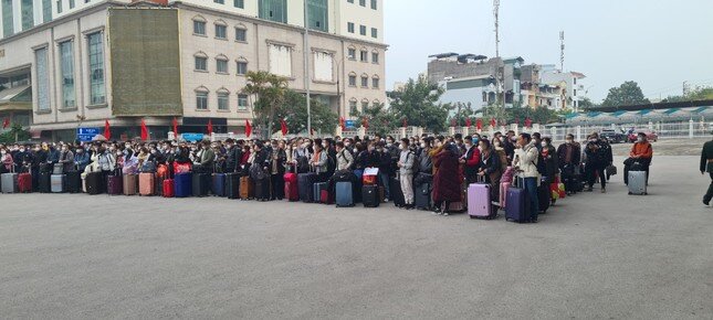 Hàng trăm người xếp hàng chờ xuất cảnh sang Trung Quốc ở cửa khẩu Móng Cái ảnh 9