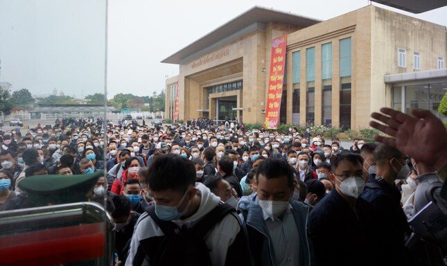Hàng trăm người xếp hàng chờ xuất cảnh sang Trung Quốc ở cửa khẩu Móng Cái ảnh 12