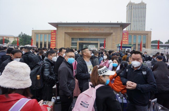 Hàng trăm người xếp hàng chờ xuất cảnh sang Trung Quốc ở cửa khẩu Móng Cái ảnh 8