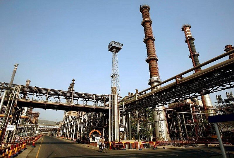 Nhà máy lọc dầu Bharat Petroleum Corporation ở Mumbai (ảnh: Reuters) 