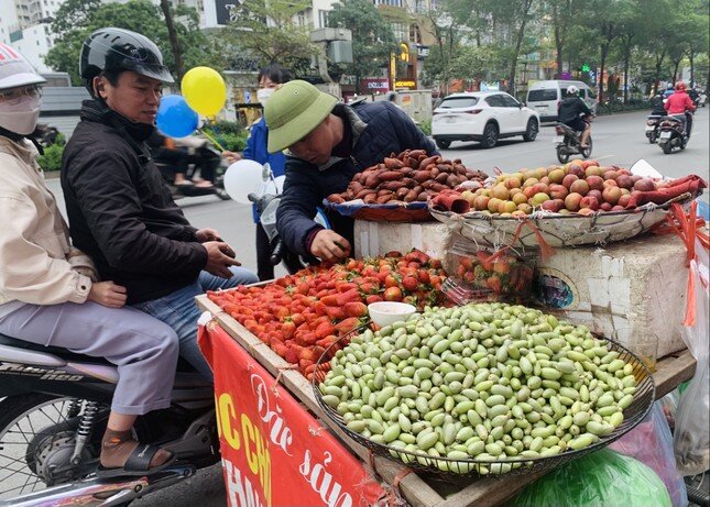 Hà Nội: Hoa quả đặc sản tưởng rẻ hóa đắt, loại đắt giá lại rẻ không tưởng ảnh 8