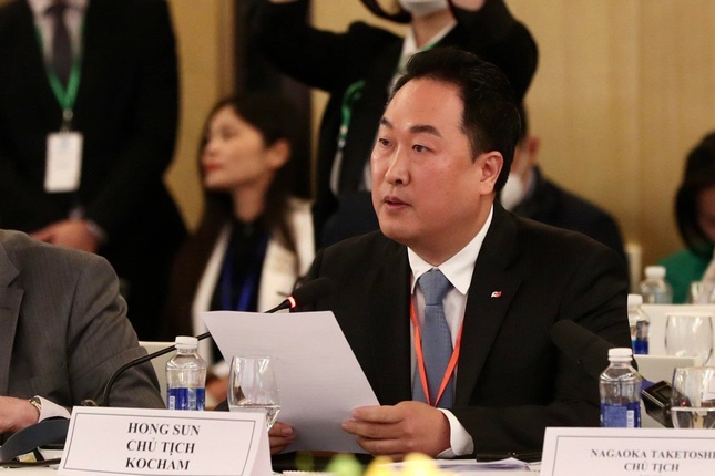 Nhà đầu tư ngoại đồng loạt kiến nghị ‘nóng’ về thị thực ảnh 2 data-image-id3531412 data-width2047 data-height1366  cms-photo-captionÔng Hong Sun, Chủ tịch KOCHAM phát biểu tại VBF 2023.