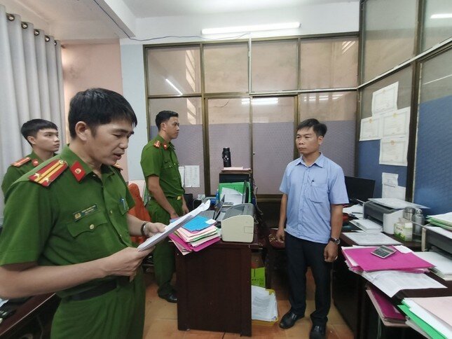 Khởi tố 3 cán bộ Văn phòng đăng ký đất đai tỉnh Quảng Ngãi ảnh 1