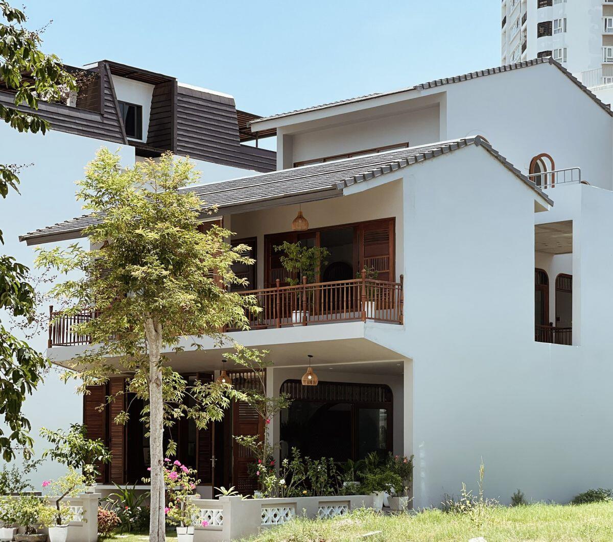 Thiết kế của ngôi nhà theo phong cách kiến trúc Á Đông đương đại, một sự kết hợp hoàn hảo giữa việc kế thừa vẻ đẹp truyền thống và phát huy những tinh hoa của văn hóa hiện đại.