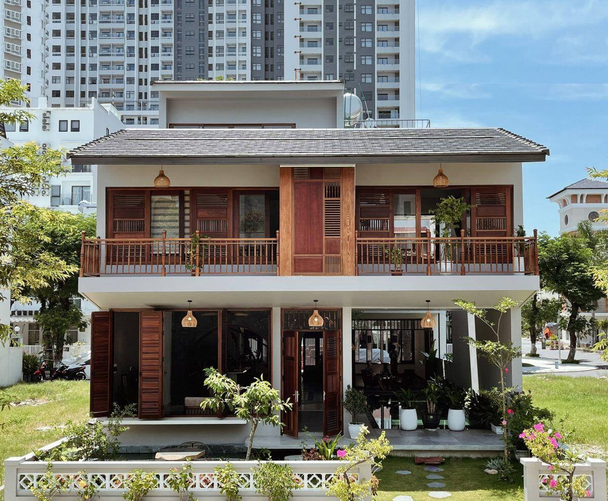 Tọa lạc ở khu biệt thự tại Đà Nẵng, Q Villa được xây dựng trên khu đất có diện tích 10x25m với hai mặt tiền trước và sau.