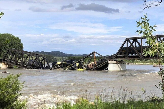Mỹ: Sập cầu, đoàn tàu chở hoá chất lao xuống sông ảnh 4