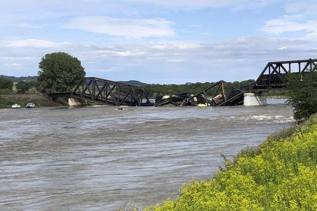 Mỹ: Sập cầu, đoàn tàu chở hoá chất lao xuống sông ảnh 3
