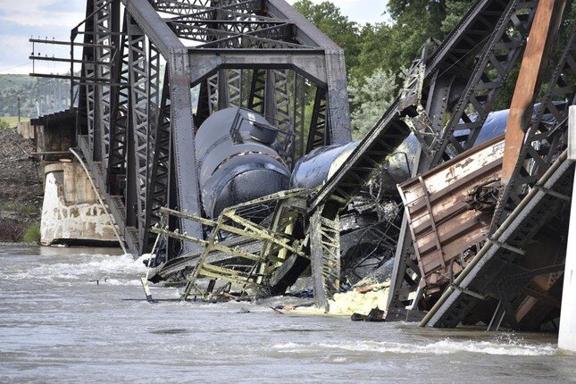 Mỹ: Sập cầu, đoàn tàu chở hoá chất lao xuống sông ảnh 8