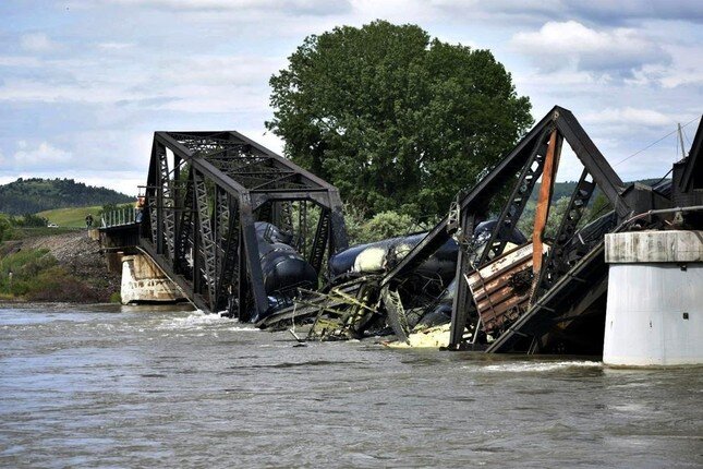 Mỹ: Sập cầu, đoàn tàu chở hoá chất lao xuống sông ảnh 6