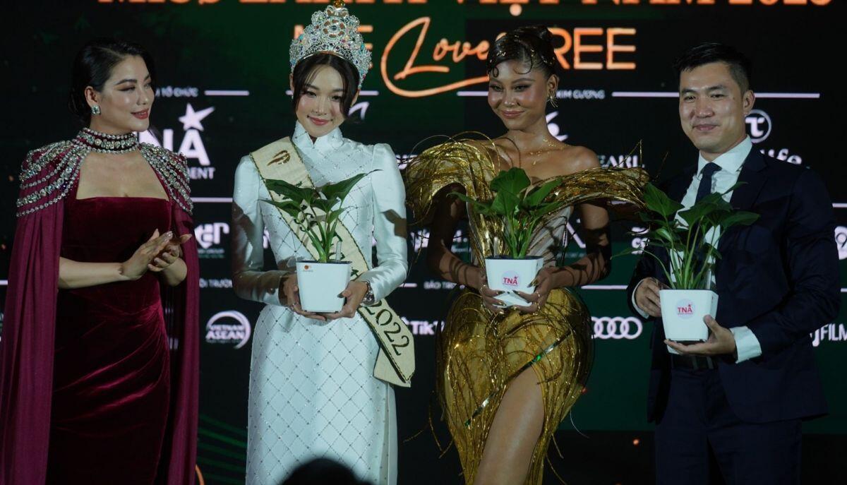Cận cảnh nhan sắc Hoa hậu Trái Đất khi đến Việt Nam ảnh 1