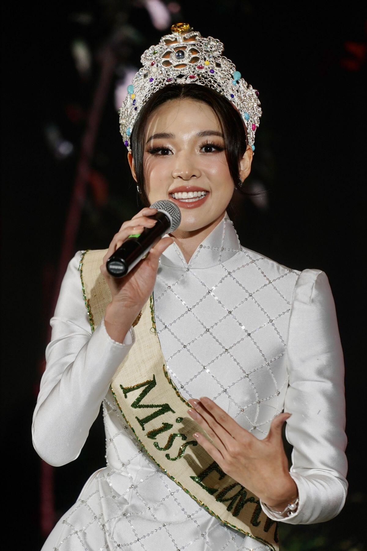 Cận cảnh nhan sắc Hoa hậu Trái Đất khi đến Việt Nam ảnh 8