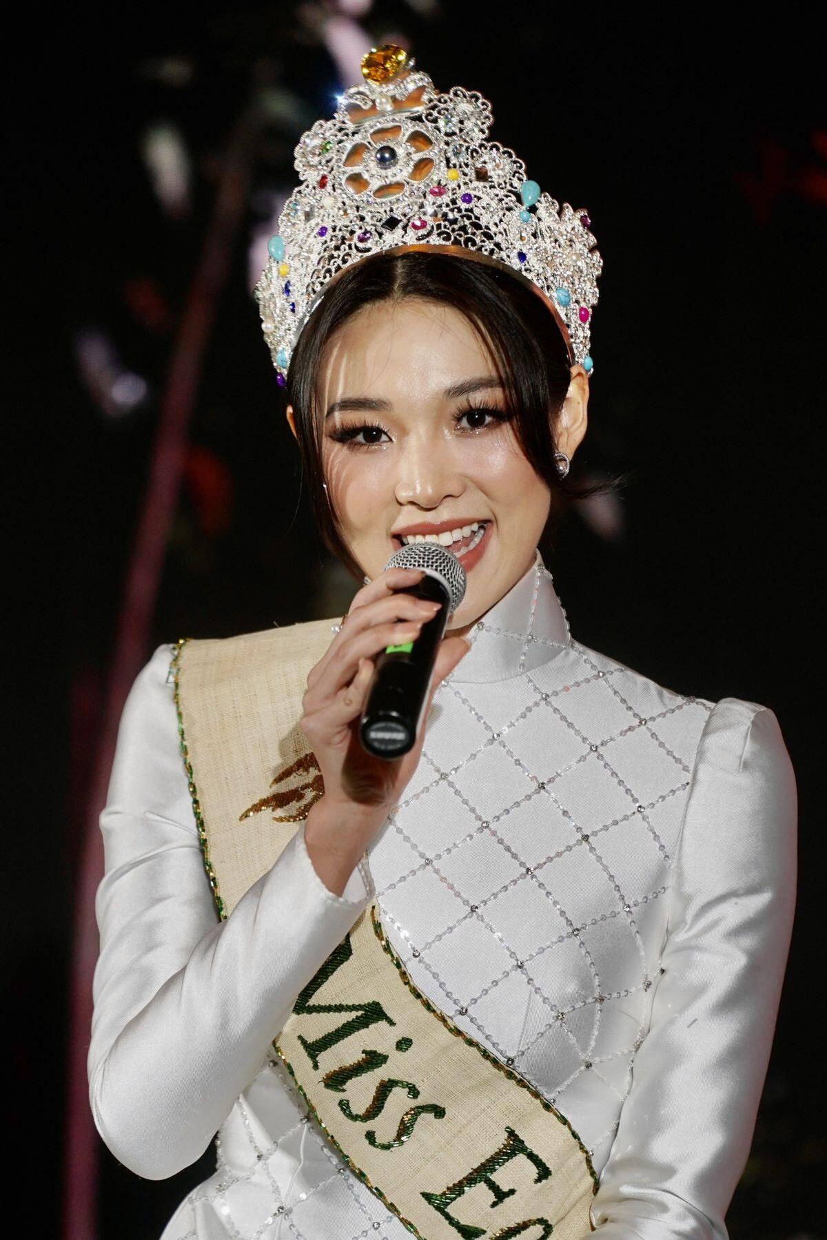 Cận cảnh nhan sắc Hoa hậu Trái Đất khi đến Việt Nam ảnh 9