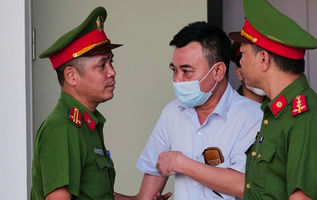 Cựu Phó giám đốc Công an Hà Nội hỏi động cơ khóc tại tòa của bị cáo Hoàng Văn Hưng là gì? ảnh 1