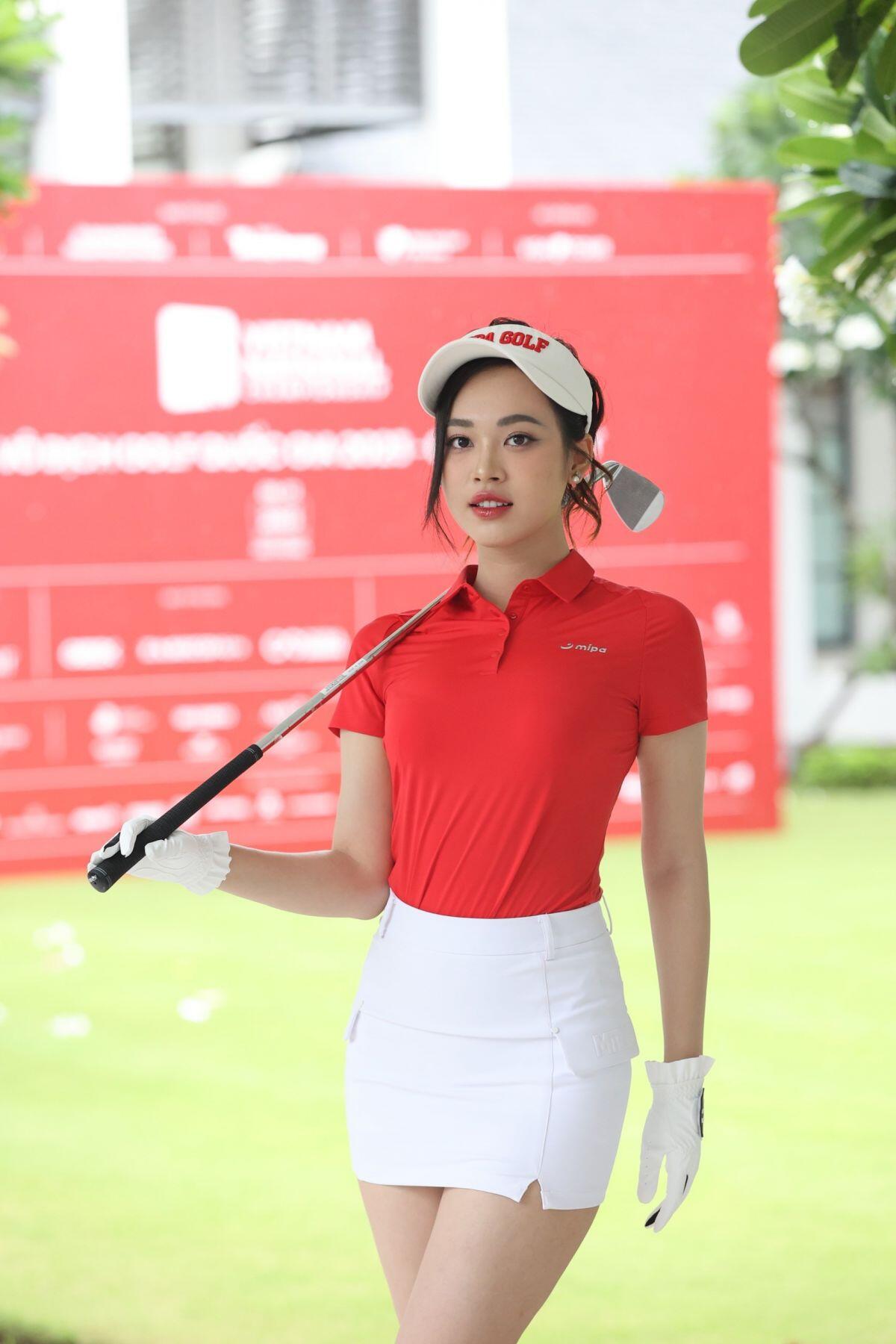 Hoa hậu Đỗ Thị Hà, Thanh Thủy đọ sắc rạng rỡ với trang phục golf ảnh 16