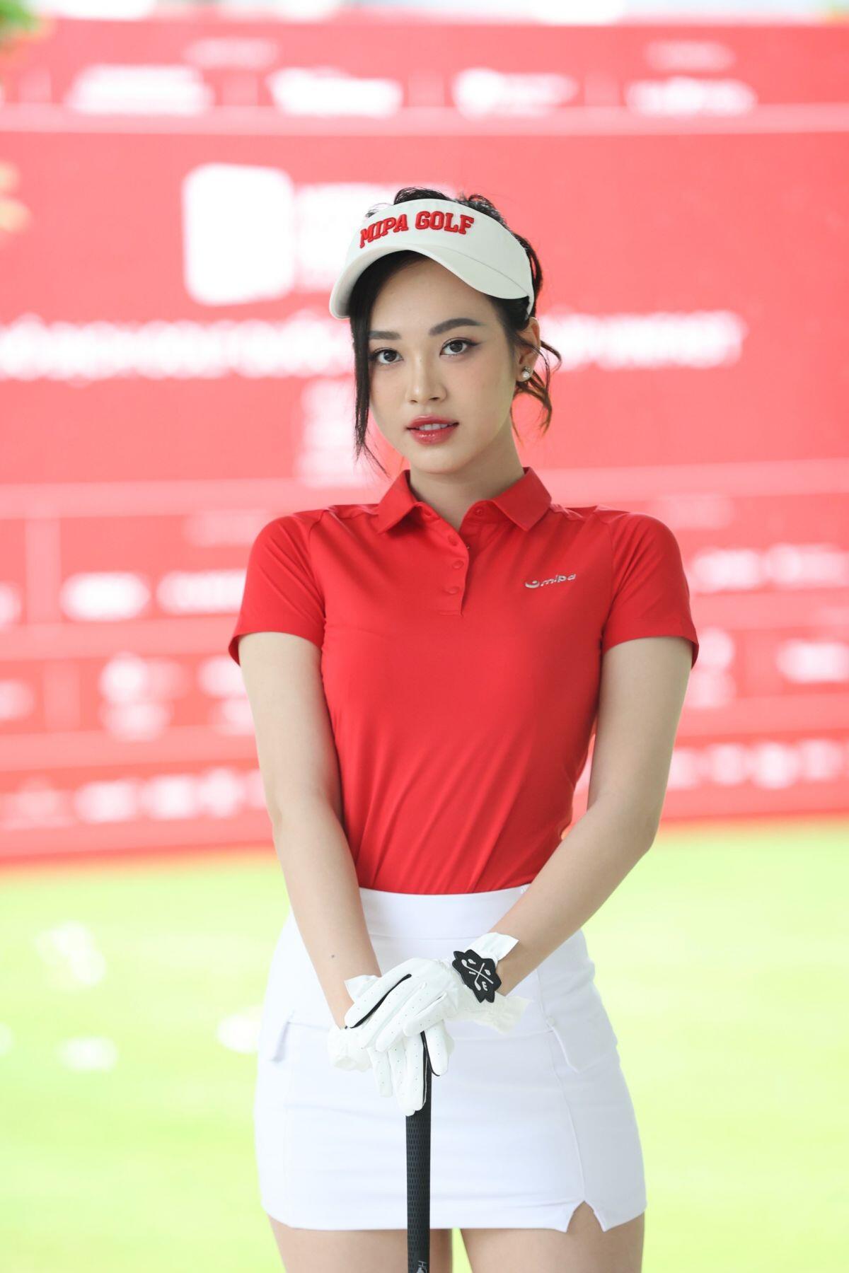 Hoa hậu Đỗ Thị Hà, Thanh Thủy đọ sắc rạng rỡ với trang phục golf ảnh 15