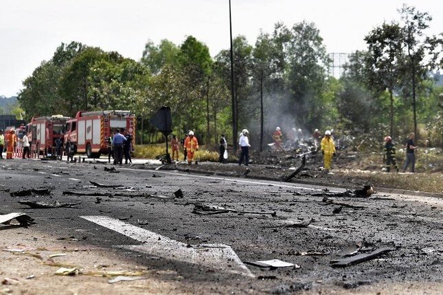 Máy bay lao xuống đường ở Malaysia, 10 người thiệt mạng ảnh 3