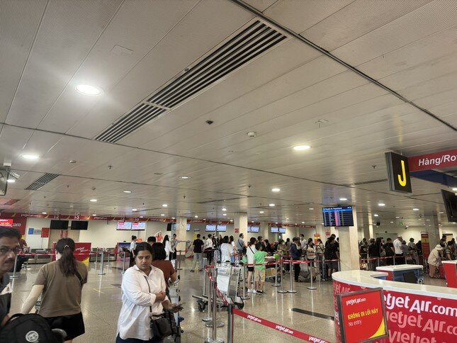 Hình ảnh không thể tin nổi ở sân bay Tân Sơn Nhất ảnh 2