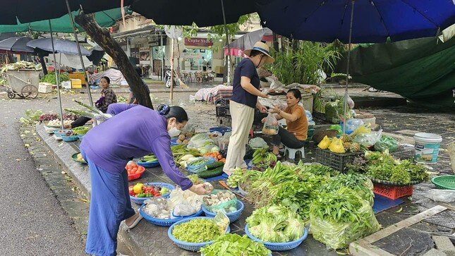 Người dân gom thực phẩm, siêu thị khẩn cấp chuyển hàng từ Nam ra Bắc ảnh 2